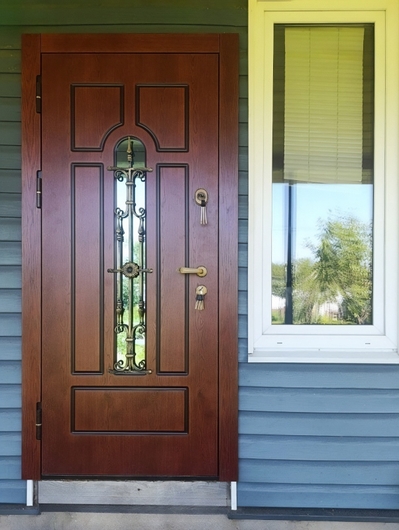 Установленная дверь