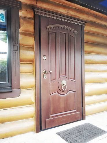 Дверь с карнизом и кнокером