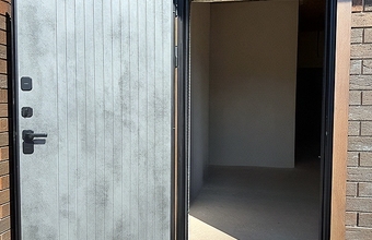 Стильные термодвери с МДФ для домов — установки летом 2025