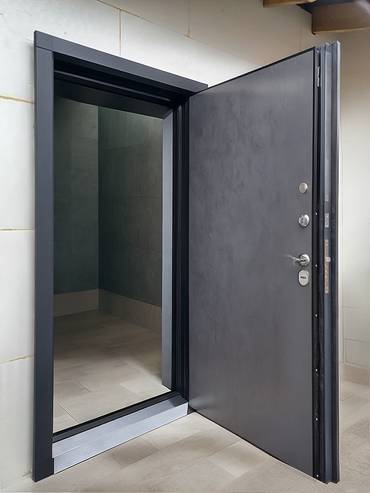 Дверь с серой плитой МДФ