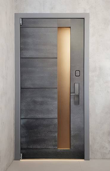 Дверь с узким стеклом и биометрическим  замком