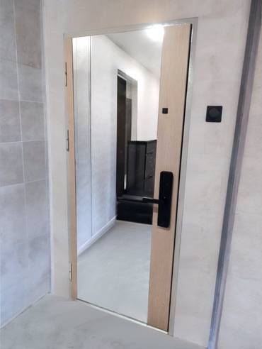 Дверь с зеркалом и умным замком