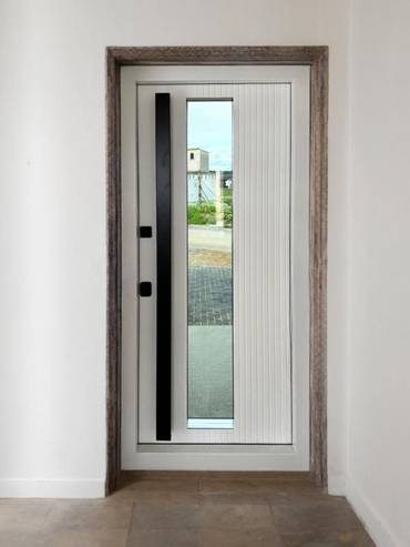 Дверь со стеклом и бугельными ручками