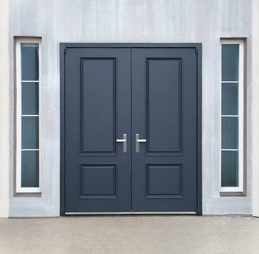 Двустворчатая дверь с металлобагетом