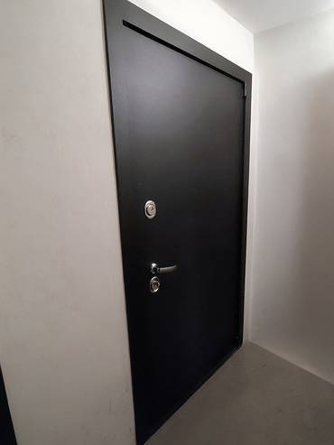 Порошковая квартирная дверь