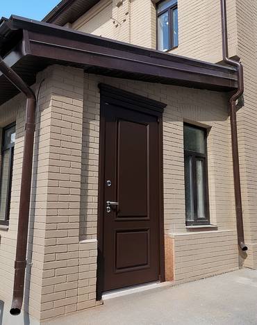 Уличная дверь с карнизом