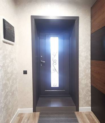 Входная дверь со стеклом