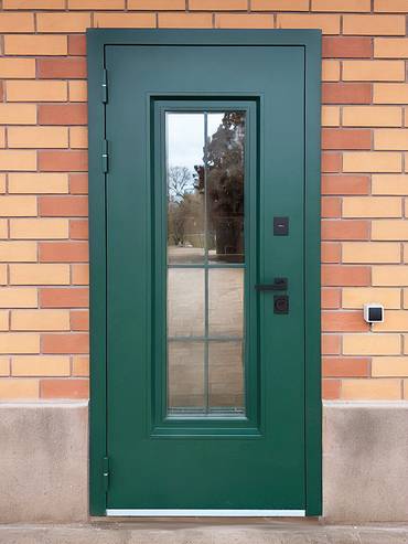 Зеленая дверь с остеклением